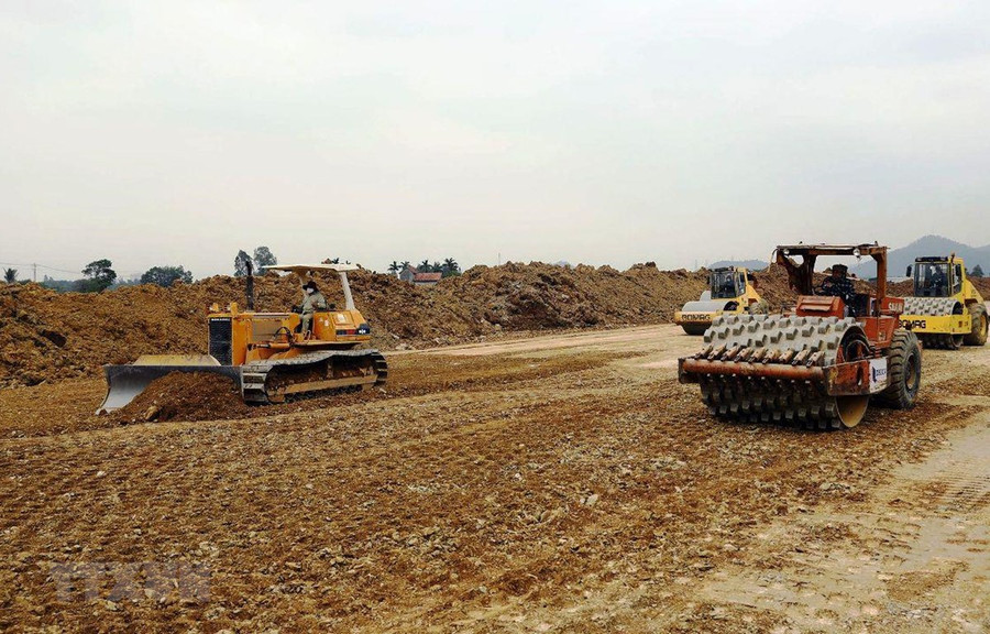 Nhà thầu thi công một đoạn tuyến cao tốc Bắc-Nam phía Đông giai đoạn 2017-2020. (Ảnh: Huy Hùng/TTXVN)