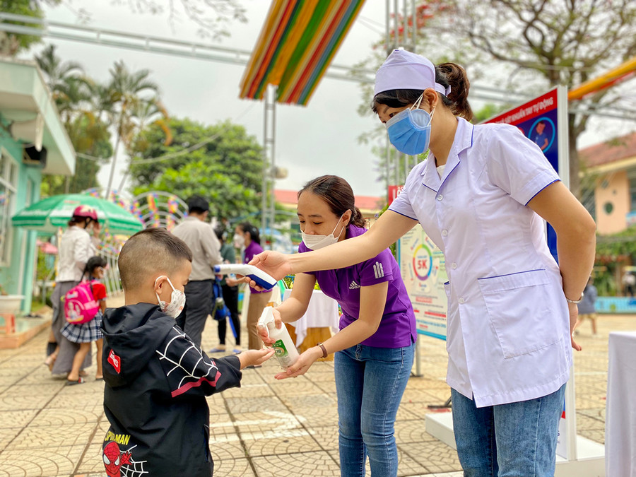 Các cơ sở mầm non trên địa bàn TP. Pleiku cũng phấn khởi đón trẻ đến trường và đảm bảo an toàn phòng dịch Covid-19. Ảnh: Mộc Trà p kết hợp với trực tuyến. Ảnh: Mộc Trà. 3- Các cơ sở mầm non trên địa bàn TP. Pleiku cũng phấn khởi đón trẻ đến trường và đảm bảo an toàn phòng dịch Covid-19. Ảnh: Mộc Trà