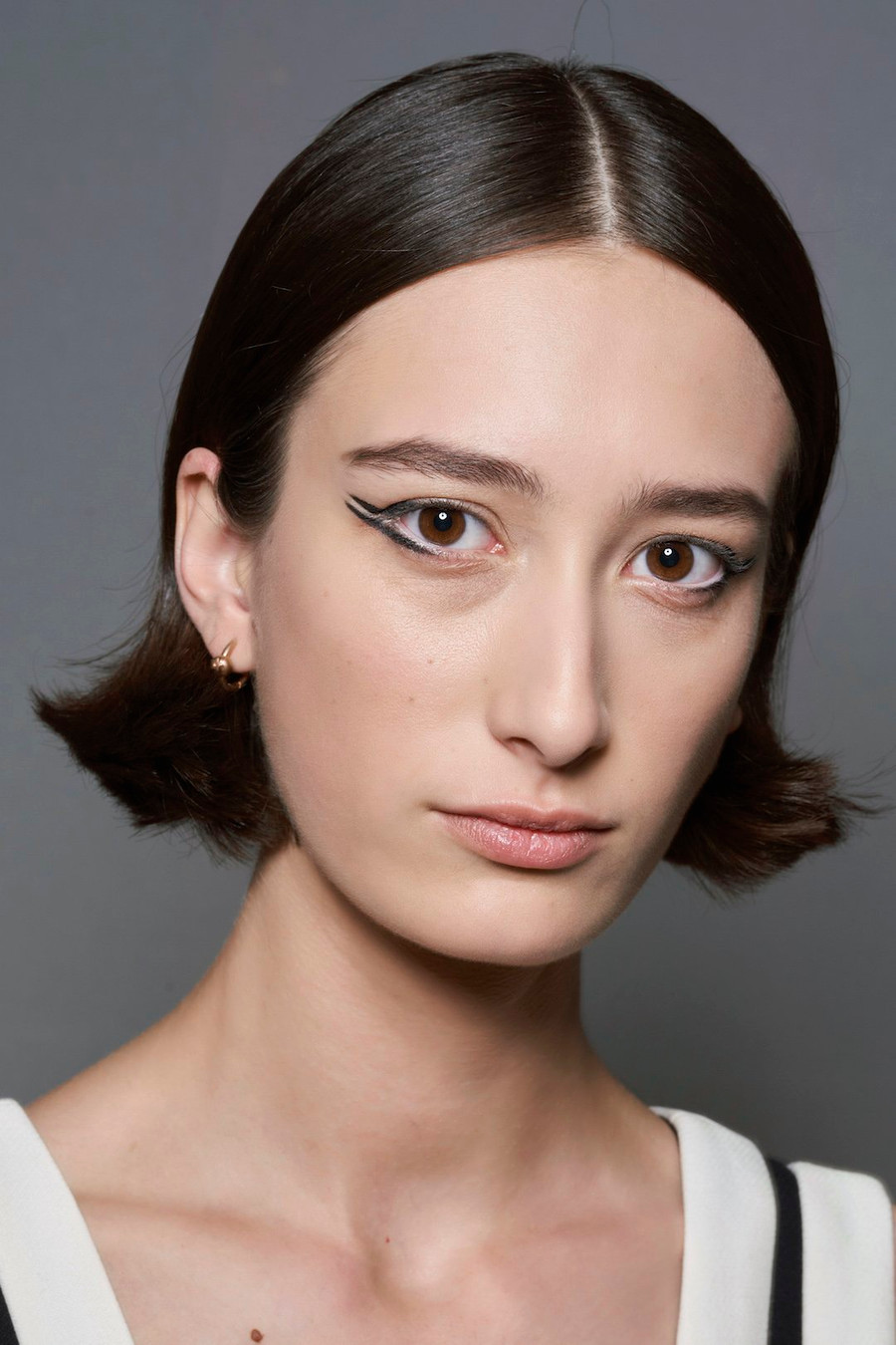 Thêm sự cá tính với ánh nhìn đầy mê hoặc bằng việc kẻ cho đôi mắt của bạn hai đường eyeliner sắc mảnh song song với đuôi lông mày.