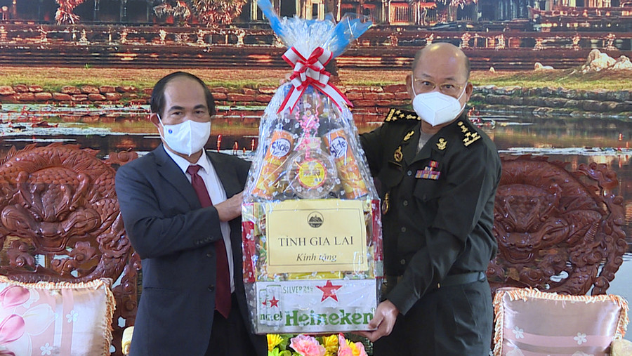 Chủ tịch UBND tỉnh Võ Ngọc Thành (bìa trái) tặng quà, chúc Tết Đại tướng Huot ChHiêng. Ảnh: Đoàn Bình Chủ tịch UBND tỉnh Võ Ngọc Thành ( bên trái) tặng quà, chúc Tết Đại tướng Huot Chhiêng. Ảnh: Đoàn Bình