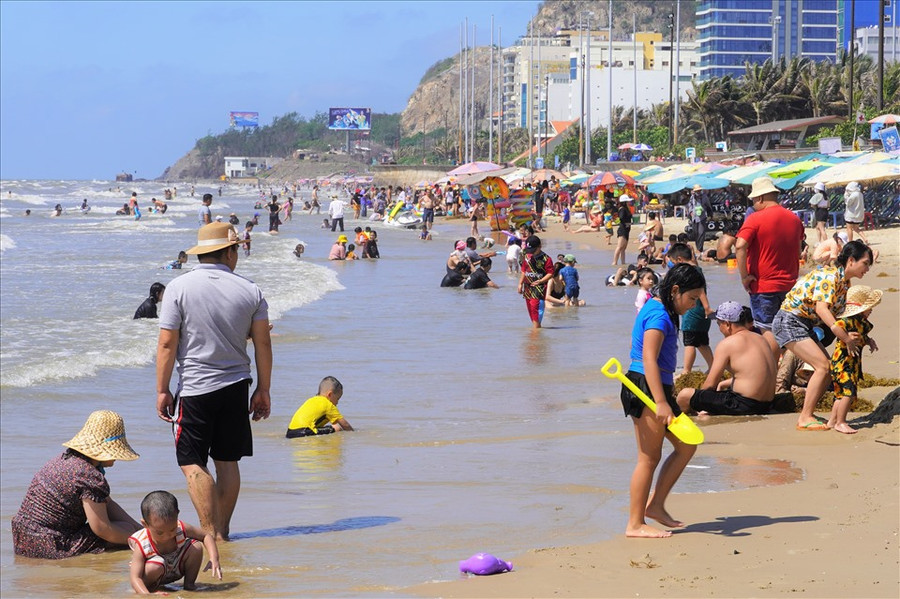 Bãi Sau Vũng Tàu khá đông khách tắm biển sáng 23.4, đến chiều, lượng khách tắm biển sẽ càng đông hơn. Ảnh: T.A
