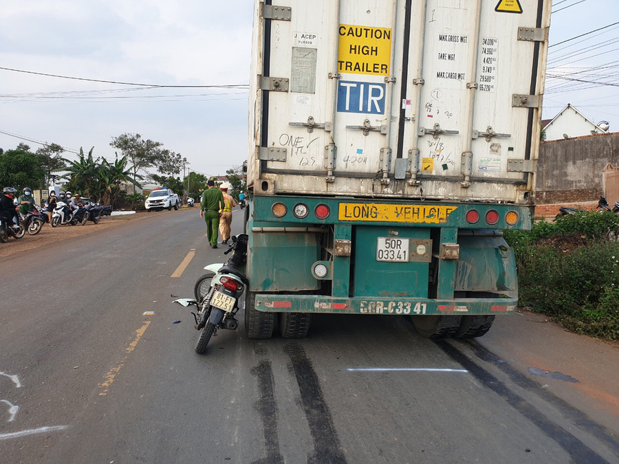 Lực lượng chức năng đã xác định danh tính nạn nhân và nguyên nhân ban đầu của vụ tai nạn. Ảnh: Văn Hòa Lực lượng chức năng đã xác định danh tính nạn nhân và nguyên nhân ban đầu của vụ tai nạn. Ảnh: Văn Hòa