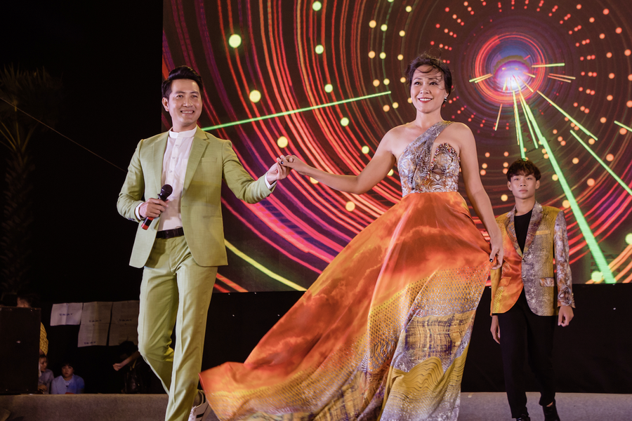 Xuất hiện tại sự kiện còn có ca sĩ Nguyễn Phi Hùng. Anh trình diễn nhiều bài hit. Đặc biệt, giọng ca Dáng em vô cùng hào hứng khi được tái ngộ cùng khán giả Phú Yên. Ảnh: Tuấn Khải