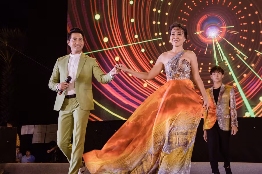 Xuất hiện tại sự kiện còn có ca sĩ Nguyễn Phi Hùng. Anh trình diễn nhiều bài hit. Đặc biệt, giọng ca Dáng em vô cùng hào hứng khi được tái ngộ cùng khán giả Phú Yên. Ảnh: Tuấn Khải