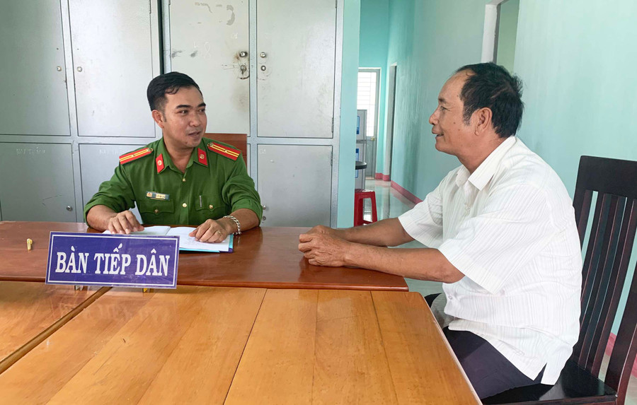 Người uy tín buôn Jứ (xã Ia Broăi) trao đổi công việc với Công an xã Ia Broăi về vận động, tuyên truyền thanh thiếu niên chấp hành pháp luật. Ảnh: R'Ô HOK