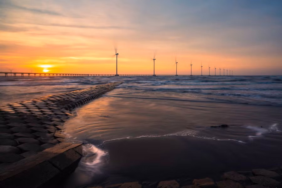 Anh Đăng Thư vui mừng vì chụp được cảnh đẹp với điện gió. Ảnh: Đăng Thư