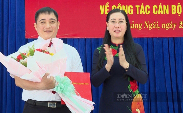 Bí thư Tỉnh uỷ, Chủ tịch HĐND tỉnh Quảng Ngãi Bùi Thị Quỳnh Vân (phải) trao hoa và chúc mừng ông Trần Đình Cảm, Hiệu trưởng Trường Chính trị tỉnh, được chỉ định giữ chức Bí thư Huyện ủy Nghĩa Hành. Ảnh: M.Hiền - T.Trung