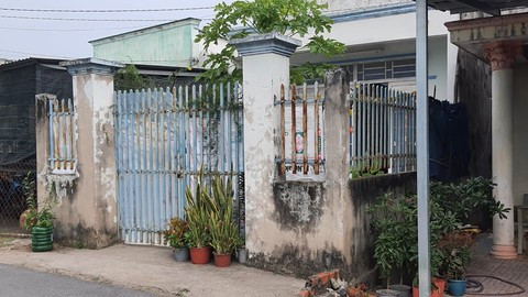 Căn nhà ở bé A. sinh sống cùng mẹ và 2 dì ruột. Căn nhà ở bé A. sinh sống cùng mẹ và 2 dì ruột.