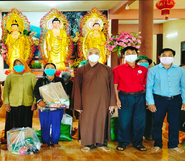 Tặng quà cho đồng bào dân tộc thiểu số nghèo, khó khăn xã Hbông, huyện Chư Sê. Ảnh: Hồng Ngọc