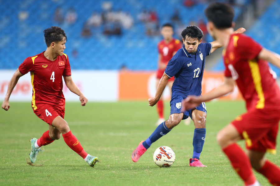 Trần Bảo Toàn (số 4) ở trận thắng U.23 Thái Lan tại giải U.23 Đông Nam Á 2022. Ảnh: VƯƠNG ANH