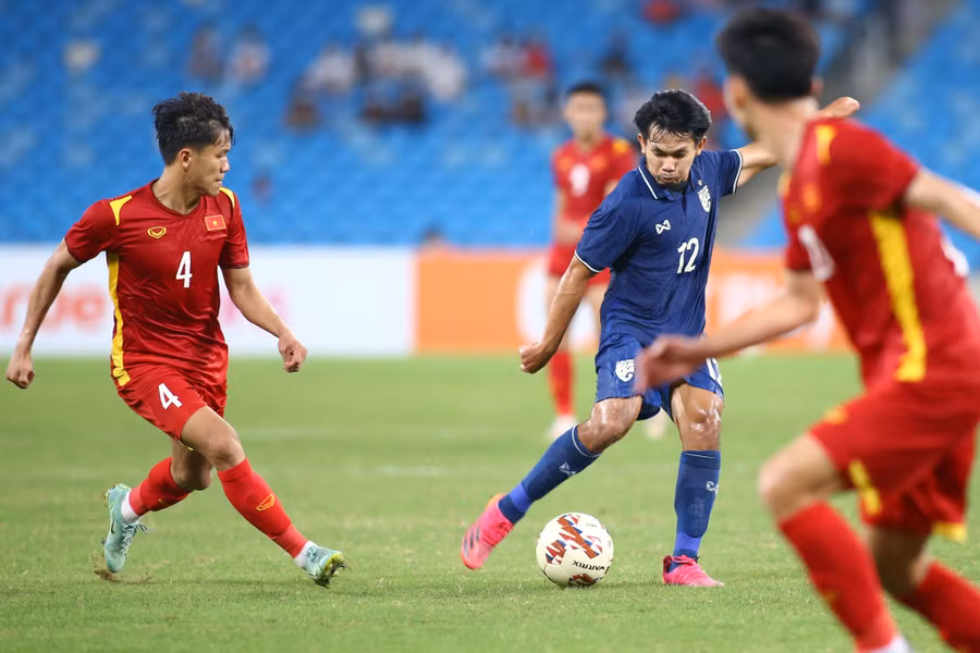 Trần Bảo Toàn (số 4) ở trận thắng U.23 Thái Lan tại giải U.23 Đông Nam Á 2022. Ảnh: VƯƠNG ANH