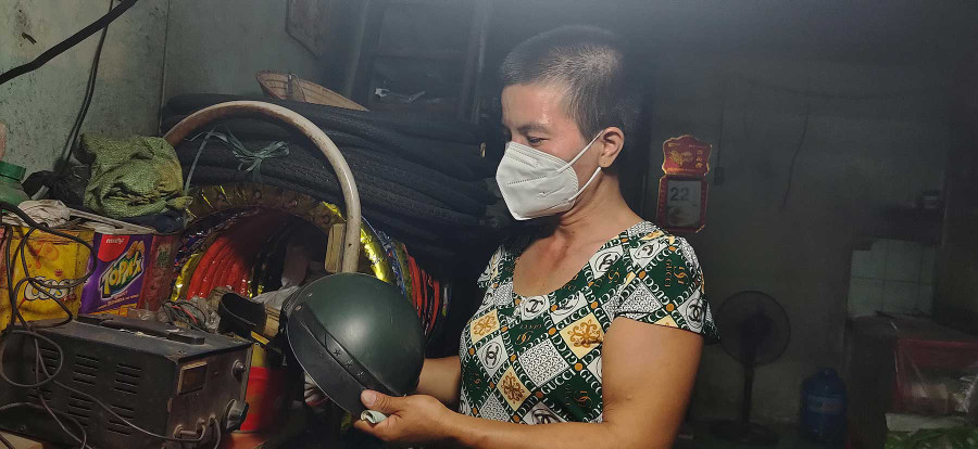 Chị Tú bên kỷ vật của người chồng quá cố