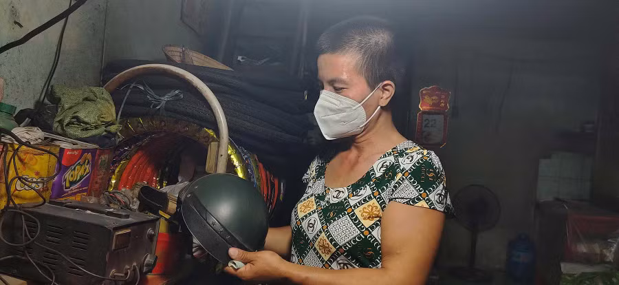 Chị Tú bên kỷ vật của người chồng quá cố