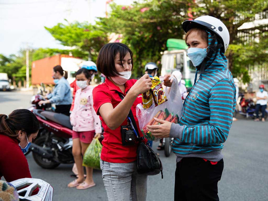 Chị Lâm Thị Nga tranh thủ bán kem sau giờ công nhân tan tầm