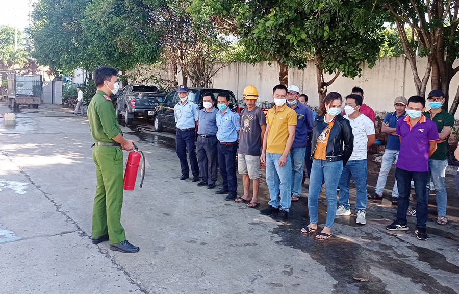 Hơn 30 người tham gia lớp tập huấn về PCCC. Ảnh: Văn Ngọc  Hơn 30 người tham gia lớp tập huấn về PCCC. Ảnh: Văn Ngọc