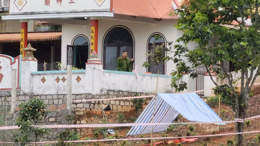  Việc khai quật khám nghiệm tử thi chị Trinh hoàn thành trong đêm 7.4 - Ảnh: Lâm Viên