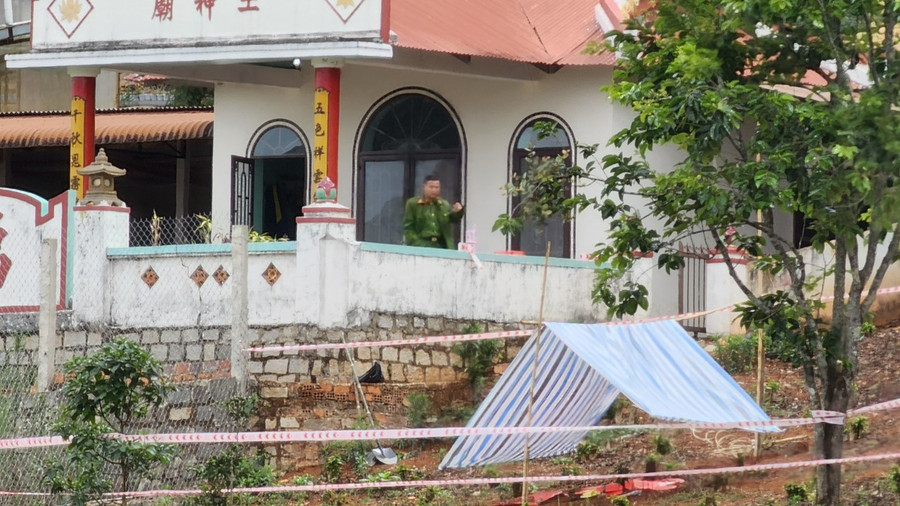  Việc khai quật khám nghiệm tử thi chị Trinh hoàn thành trong đêm 7.4 - Ảnh: Lâm Viên