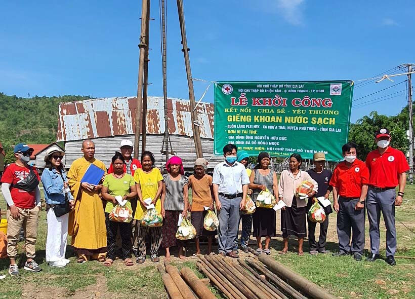 Khởi công công trình giếng nước và tặng quà cho người khuyết tật, bệnh nhân phong tại làng Plei Hek, xã Chư A Thai, huyện Phú Thiện. Ảnh: Hồng Ngọc