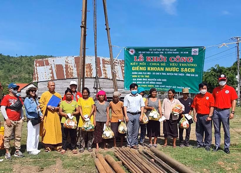 Khởi công công trình giếng nước và tặng quà cho người khuyết tật, bệnh nhân phong tại làng Plei Hek, xã Chư A Thai, huyện Phú Thiện. Ảnh: Hồng Ngọc