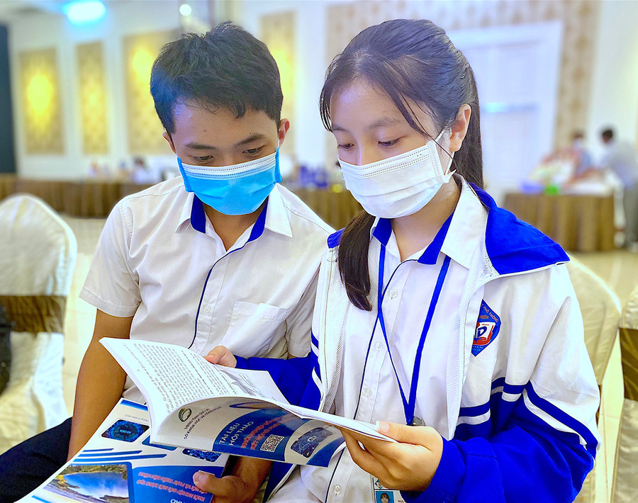 Em Nguyễn Thị Phương Nga (bìa phải)-học sinh Trường THPT Nguyễn Bỉnh Khiêm (huyện Chư Sê) và bạn cùng tìm hiểu về kiến thức khởi nghiệp tại hội thảo. Ảnh: Mộc Trà Em Nguyễn Thị Phương Nga (bìa phải)-học sinh Trường THPT Nguyễn Bỉnh Khiêm (huyện Chư Sê) và bạn cùng tìm hiểu về kiến thức khởi nghiệp tại hội thảo. Ảnh: Mộc Trà