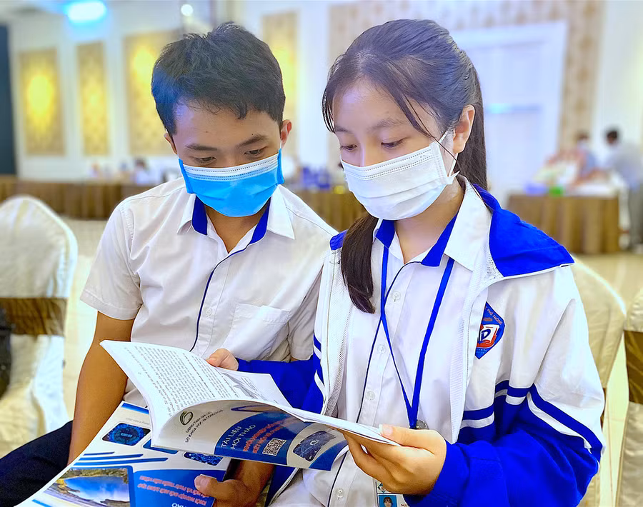 Em Nguyễn Thị Phương Nga (bìa phải)-học sinh Trường THPT Nguyễn Bỉnh Khiêm (huyện Chư Sê) và bạn cùng tìm hiểu về kiến thức khởi nghiệp tại hội thảo. Ảnh: Mộc Trà