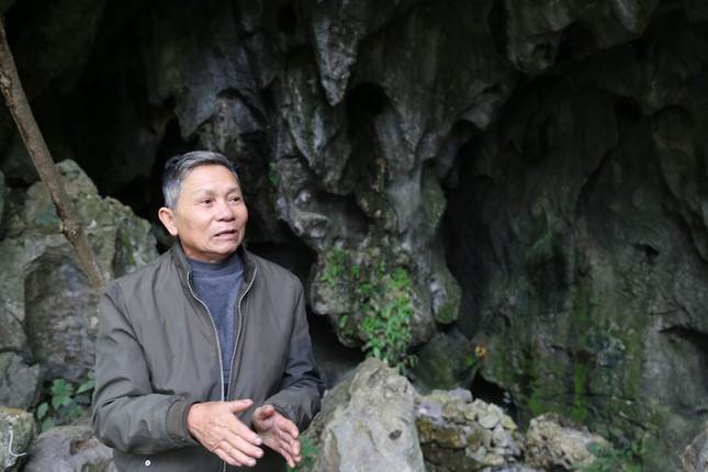 Ông Đặng Ngọc Kim, người tình nguyện chăm sóc hương khói cho các liệt sĩ tại Khu di tích hang Hỏa Tiễn