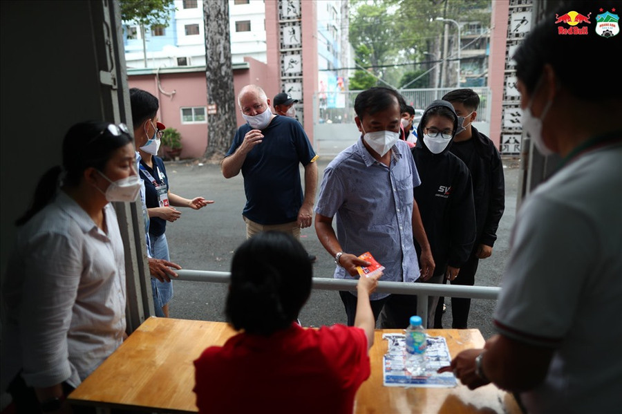 Theo quy định, mỗi người chỉ nhận 2 vé. Việc phát hành vé sẽ được tiến hành cho đến khi phát xong số vé nói trên. Ảnh: HAGL FC Theo quy định, mỗi người chỉ nhận 2 vé. Việc phát hành vé sẽ được tiến hành cho đến khi phát xong số vé nói trên. Ảnh: HAGL FC