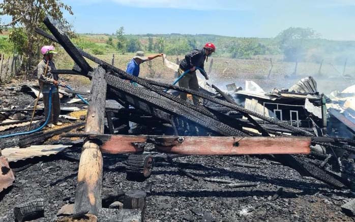 Toàn bộ căn nhà sàn bị thiêu rụi. Ảnh: Văn Viên