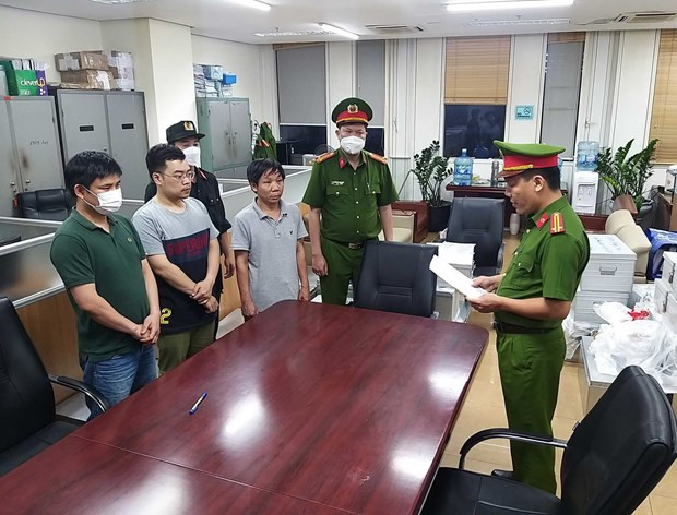 Lực lượng chức năng đọc lệnh bắt các bị can liên quan đến vụ án xảy ra tại Bệnh viện Đa khoa Đồng Nai, Công ty AIC và các đơn vị liên quan. Ảnh: Phạm Kiên - TTXVN