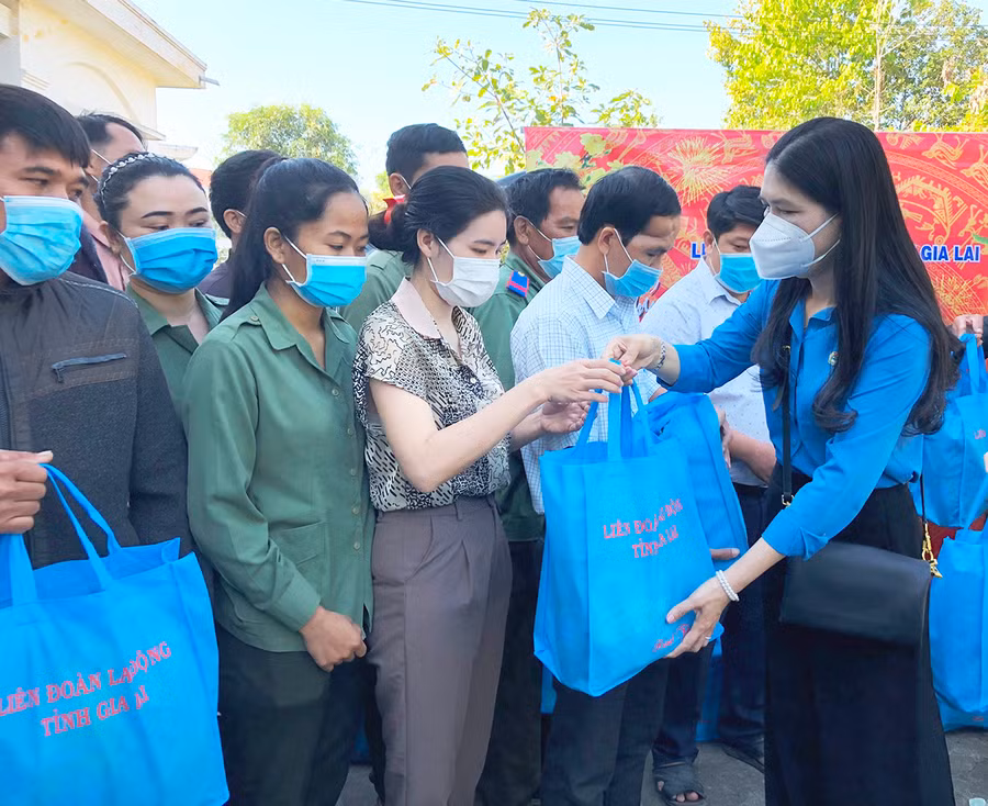  Chủ tịch LĐLĐ tỉnh Trần Lệ Nhung (bìa phải) trao quà cho đoàn viên, người lao động Ban Quản lý rừng phòng hộ Ia Tul. Ảnh: Đinh Yến