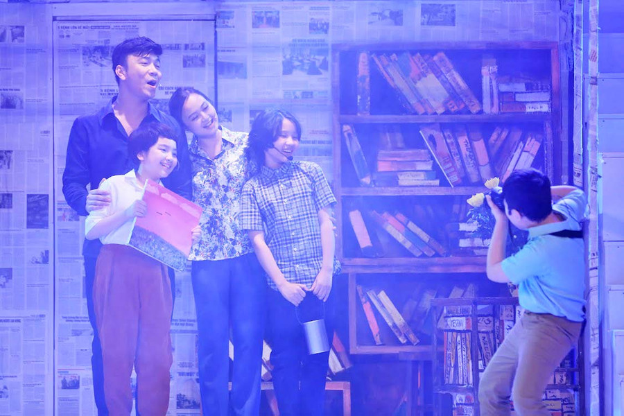 Nguyễn Thị Thu Thảo (thứ 3 từ phải qua) vào vai nữ thi sĩ Xuân Quỳnh trong vở nhạc kịch “Sóng” (ảnh nhân vật cung cấp).