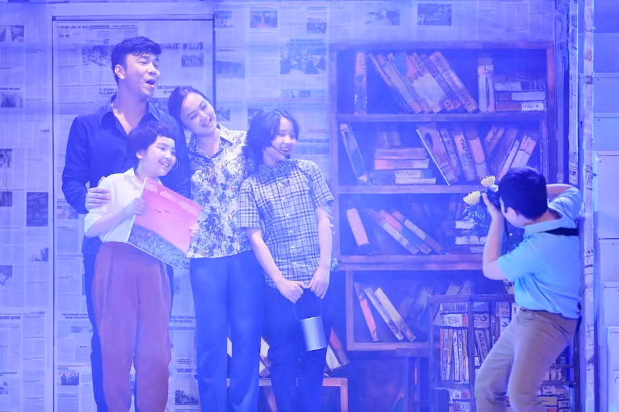 Nguyễn Thị Thu Thảo (thứ 3 từ phải qua) vào vai nữ thi sĩ Xuân Quỳnh trong vở nhạc kịch “Sóng” (ảnh nhân vật cung cấp).