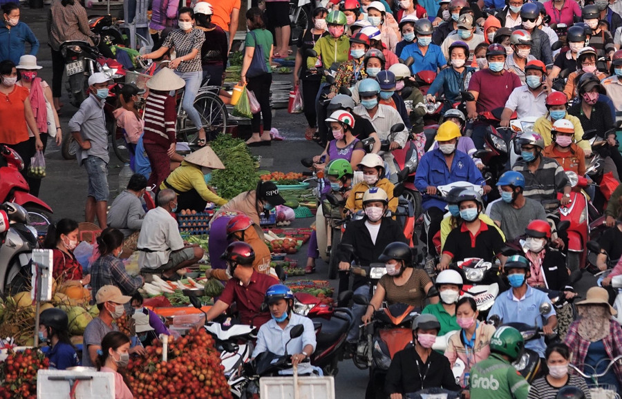 Họp chợ tự phát đông nghẹt người ở Q.Bình Tân, TP.HCM. Ảnh: Độc Lập Họp chợ tự phát đông nghẹt người ở Q.Bình Tân, TP.HCM. Ảnh: Độc Lập