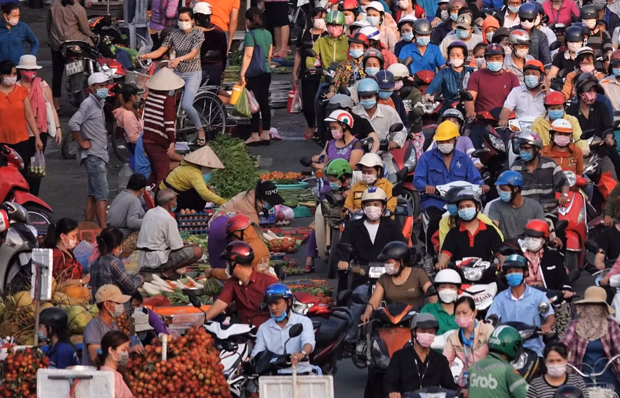  Họp chợ tự phát đông nghẹt người ở Q.Bình Tân, TP.HCM. Ảnh: Độc Lập