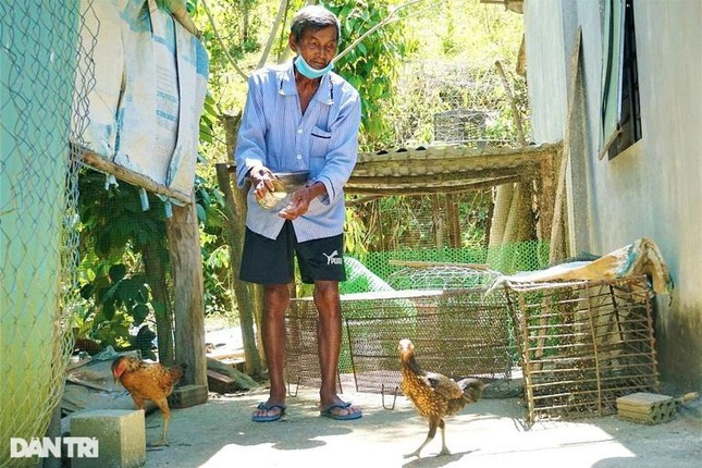 Ông đã từng từ chối vài nghìn USD của đài truyền hình vì không muốn nổi tiếng.