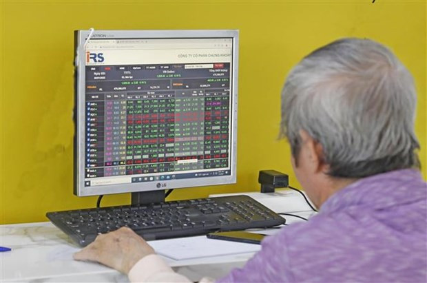 Khách hàng theo dõi thị trường chứng khoán tại Công ty Chứng khoán Bảo Việt thuộc Tập đoàn Bảo Việt. (Ảnh minh họa: Trần Việt/TTXVN) Khách hàng theo dõi thị trường chứng khoán tại Công ty Chứng khoán Bảo Việt thuộc Tập đoàn Bảo Việt. (Ảnh minh họa: Trần Việt/TTXVN)