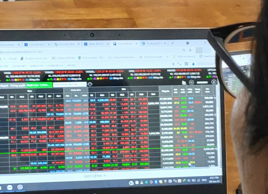 Thị trường chứng khoán không ít lần vì dính tin đồn mà bị giảm điểm sâu, "bay hơi" hàng trăm ngàn tỉ đồng giá trị vốn hóa. Ảnh minh họa: Thế Lâm. Thị trường chứng khoán không ít lần vì dính tin đồn mà bị giảm điểm sâu,