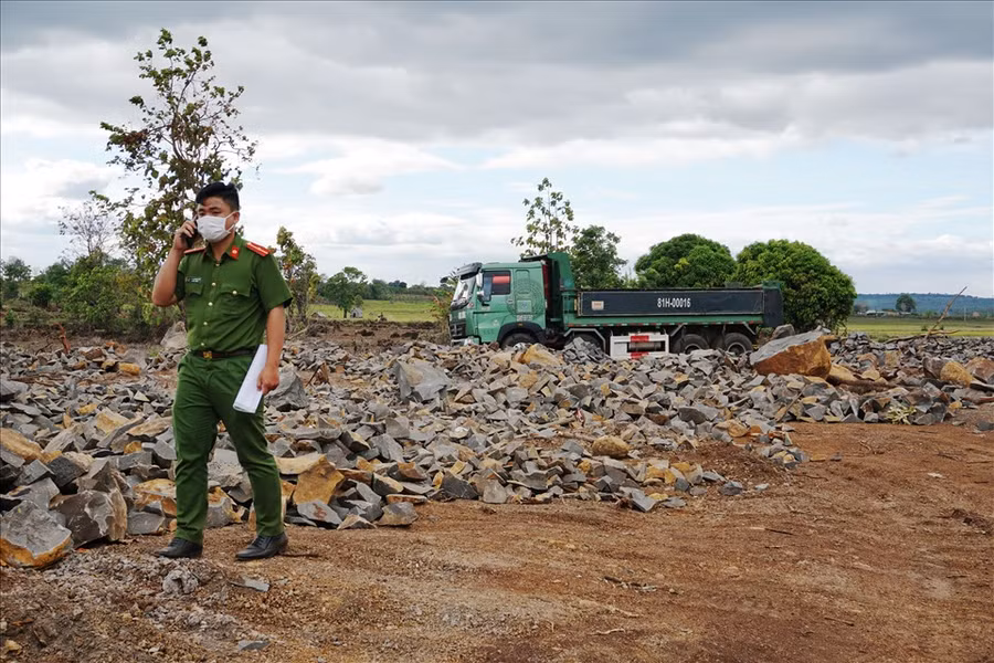 Công an tạm giữ các phương tiện vi phạm, truy tìm tài xế để điều tra. Ảnh T.Tuấn