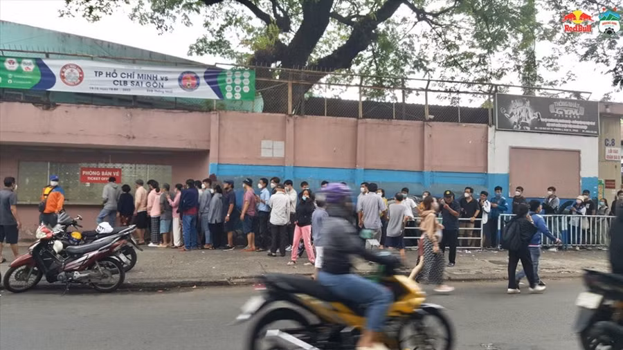 Ban tổ chức sẽ tiến hành phát vé mời tại 3 địa điểm gồm: cổng A1 sân Thống Nhất (30 Nguyễn Kim), cổng số 6 sân Thống Nhất (đường Tân Phước) và cổng số 8 sân Thống Nhất (đường Đào Duy Từ). Ảnh: HAGL FC