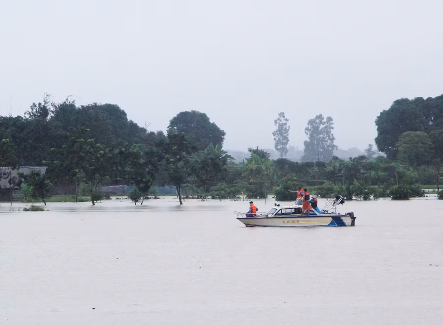  Hoạt động tuần tra, kiểm tra phát hiện khu vực có nguy cơ xảy ra rủi ro thiên tai, sự cố công trình phòng-chống thiên tai là một trong những mức chi hỗ trợ các hoạt động ứng phó thiên tai. Ảnh: Văn Ngọc