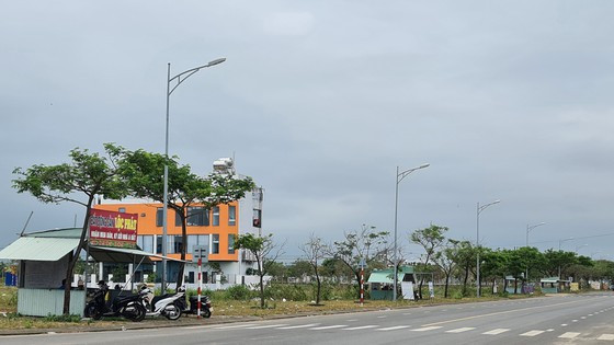 Kiốt giao dịch bất động sản trái phép mọc lên như nấm sau mưa tại Khu đô thị mới Điện Nam - Điện Ngọc (thị xã Điện Bàn, tỉnh Quảng Nam). Ảnh: NGUYỄN CƯỜNG Kiốt giao dịch bất động sản trái phép mọc lên như nấm sau mưa tại Khu đô thị mới Điện Nam - Điện Ngọc (thị xã Điện Bàn, tỉnh Quảng Nam). Ảnh: NGUYỄN CƯỜNG