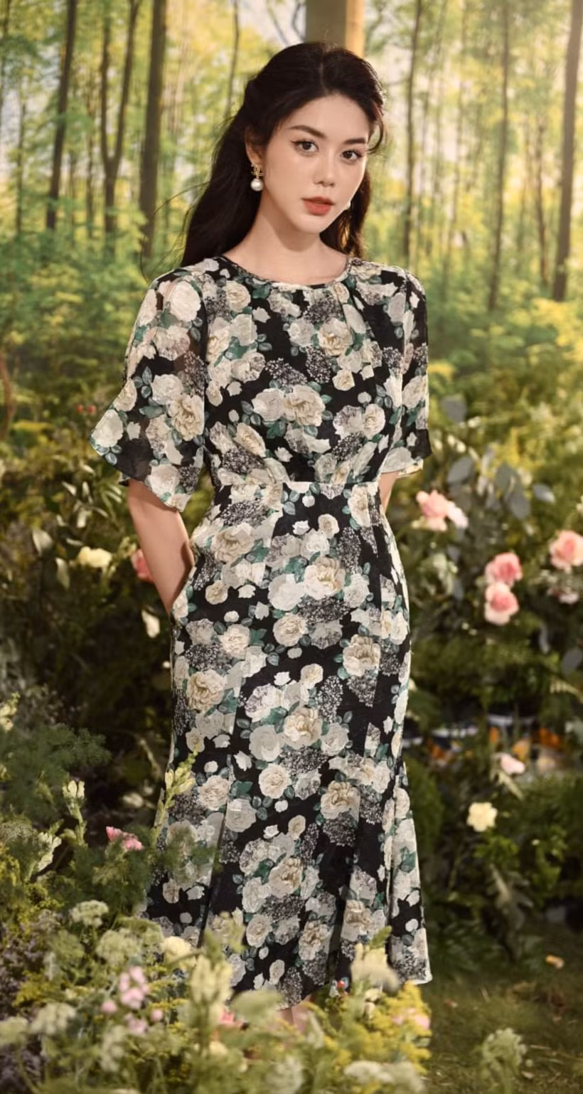  Vài năm trở lại đây những mẫu váy mang họa tiết 3D được lòng các cô nàng sành mặc. Váy voan đuôi cá mang lại vẻ thanh thoát, yêu kiều hơn cho vóc dáng.