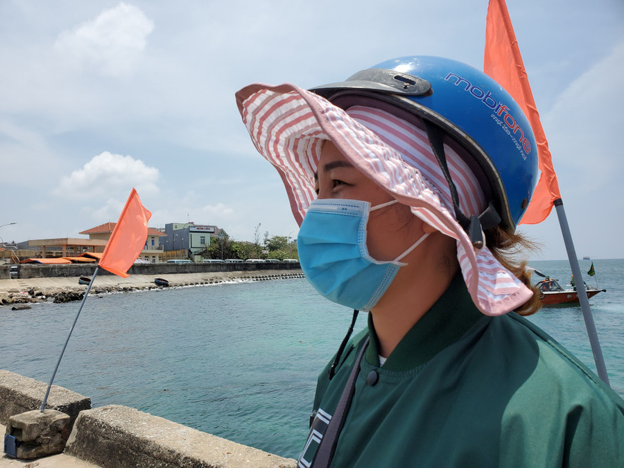 Chị Nguyễn Thị Hòa mừng vì lâu lắm rồi mới thấy đông đúc du khách trở lại Chị Nguyễn Thị Hòa mừng vì lâu lắm rồi mới thấy đông đúc du khách trở lại