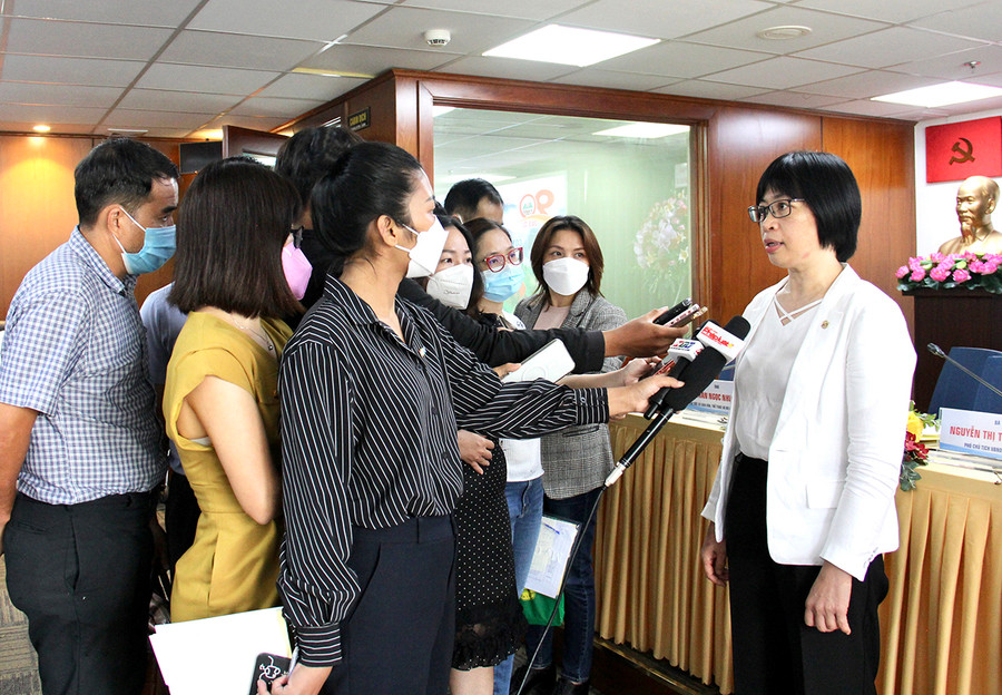 Phó Chủ tịch UBND tỉnh Nguyễn Thị Thanh Lịch trả lời phỏng vấn các nhà báo, phóng viên tại buổi họp báo. Ảnh: Hà Duy Phó Chủ tịch UBND tỉnh Nguyễn Thị Thanh Lịch trả lời phỏng vấn các phóng viên, nhà báo những thông tin xung quanh Tuần lễ các sự kiện chào mừng 90 năm ngày thành lập tỉnh Gia Lai. Ảnh: Hà Duy