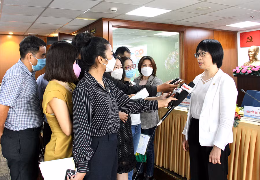 Phó Chủ tịch UBND tỉnh Nguyễn Thị Thanh Lịch trả lời phỏng vấn các phóng viên, nhà báo những thông tin xung quanh Tuần lễ các sự kiện chào mừng 90 năm ngày thành lập tỉnh Gia Lai. Ảnh: Hà Duy