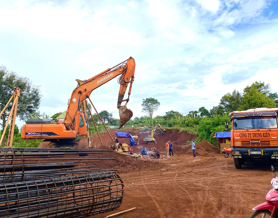 Nhiều nhà thầu gặp khó khăn vì giá VLXD tăng cao. Ảnh: Hà Duy Nhiều nhà thầu khóc mếu vì giá VLXD tăng cao. Ảnh: Hà Duy