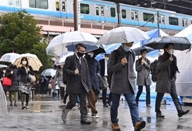 Người dân đeo khẩu trang phòng lây nhiễm COVID-19 tại Tokyo, Nhật Bản. (Ảnh: Kyodo/TTXVN)