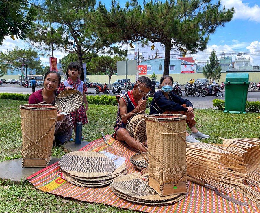  Nhiều sản phẩm đan lát của các nghệ nhân xã Tơ Tung (huyện Kbang) làm tới đâu được du khách mua hết tới đó. Ảnh: Minh Châu