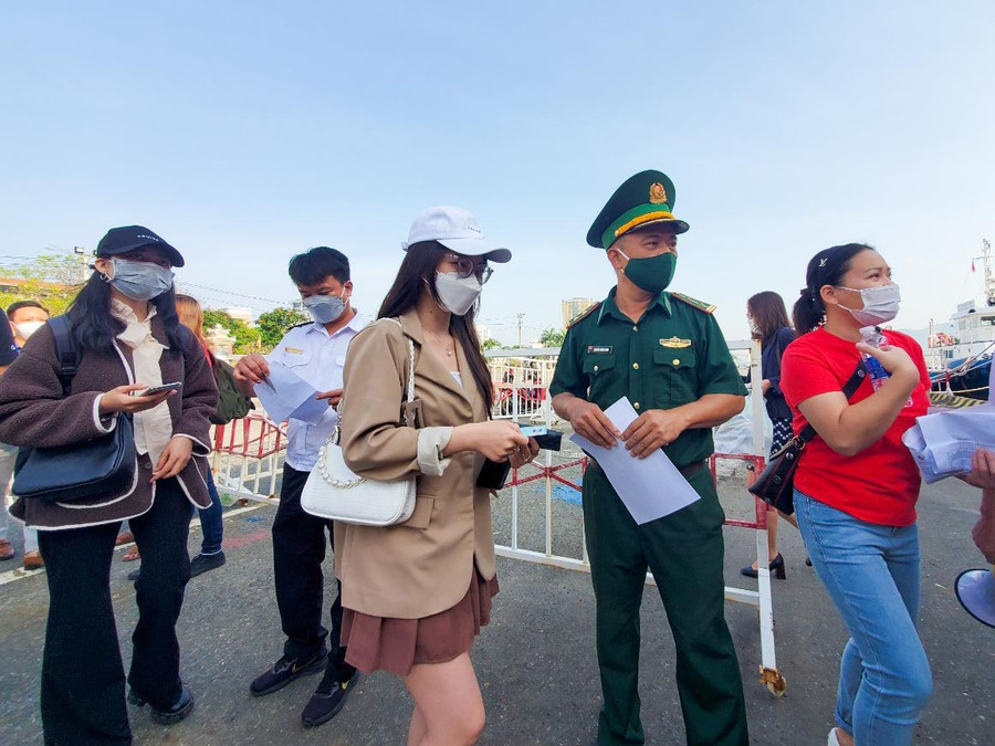 Công tác kiểm tra giấy tờ tùy thân, soát vé diễn ra nhanh chóng, hành khách chỉ mất vài phút thì có thể lên tàu Công tác kiểm tra giấy tờ tùy thân, soát vé diễn ra nhanh chóng, hành khách chỉ mất vài phút thì có thể lên tàu