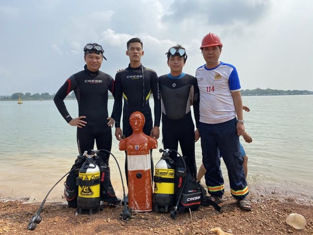  Trung úy Ngô Hiếu (ngoài cùng bên trái) cùng đồng đội tập luyện lặn ở hồ Trị An, Đồng Nai (Ảnh: Nhân vật cung cấp).